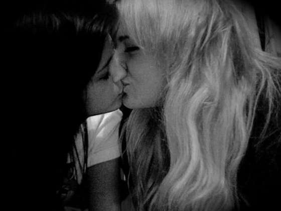 Vanessa Hudgens & Selena Gomez - Kissing